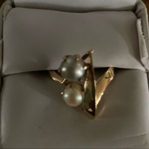 14k Gold ring with 2 pearls